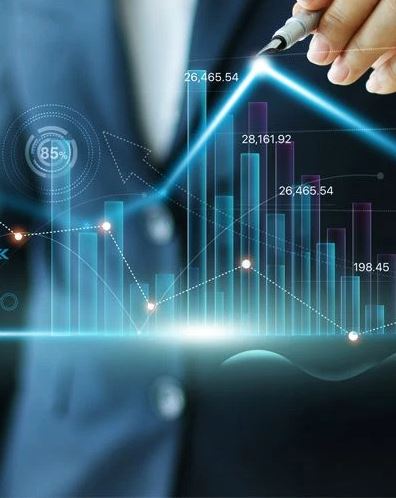 Profissional analisando gráficos e dados financeiros