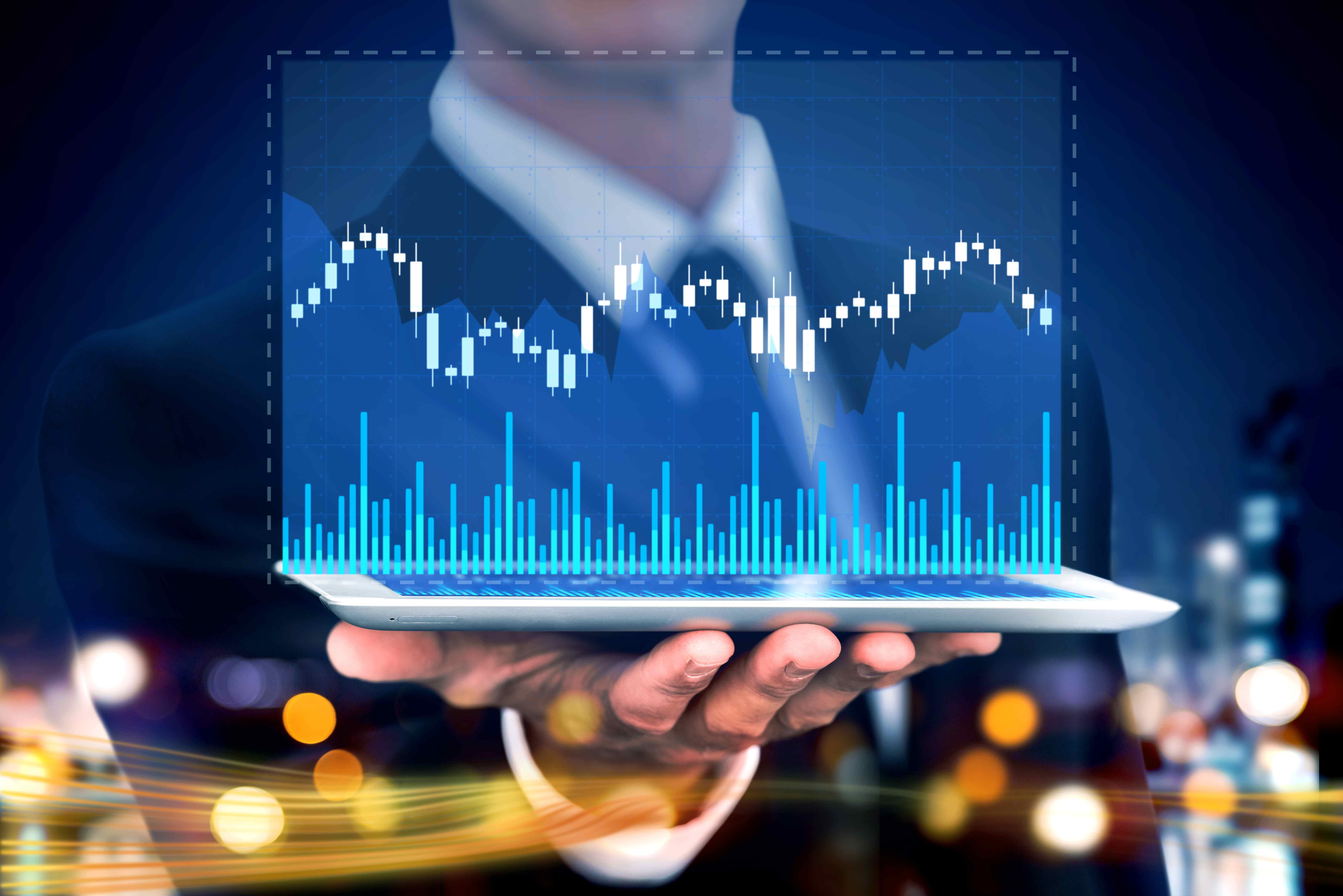 Profissional analisando dados financeiros em tablet