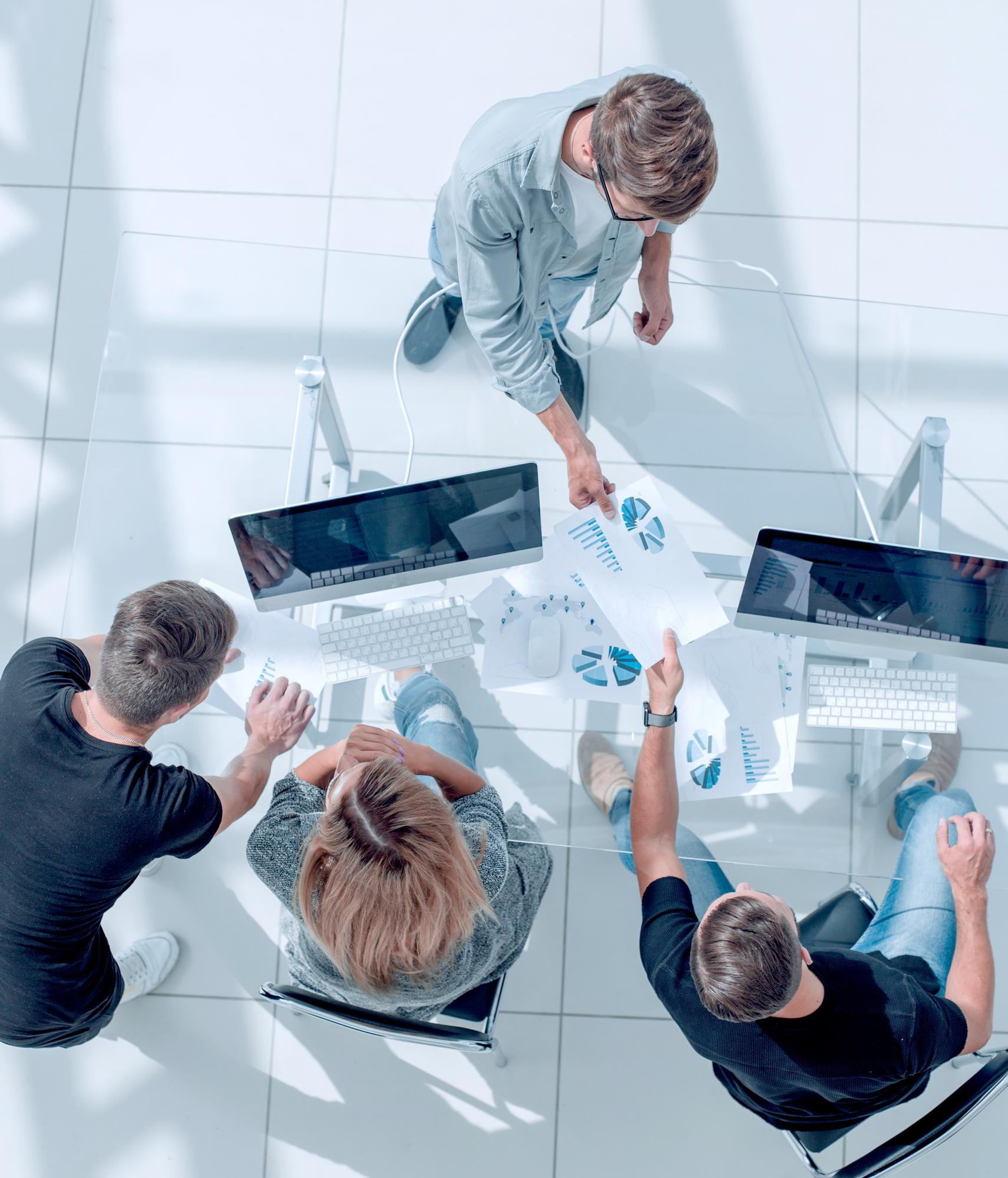 Equipe analisando dados de compliance