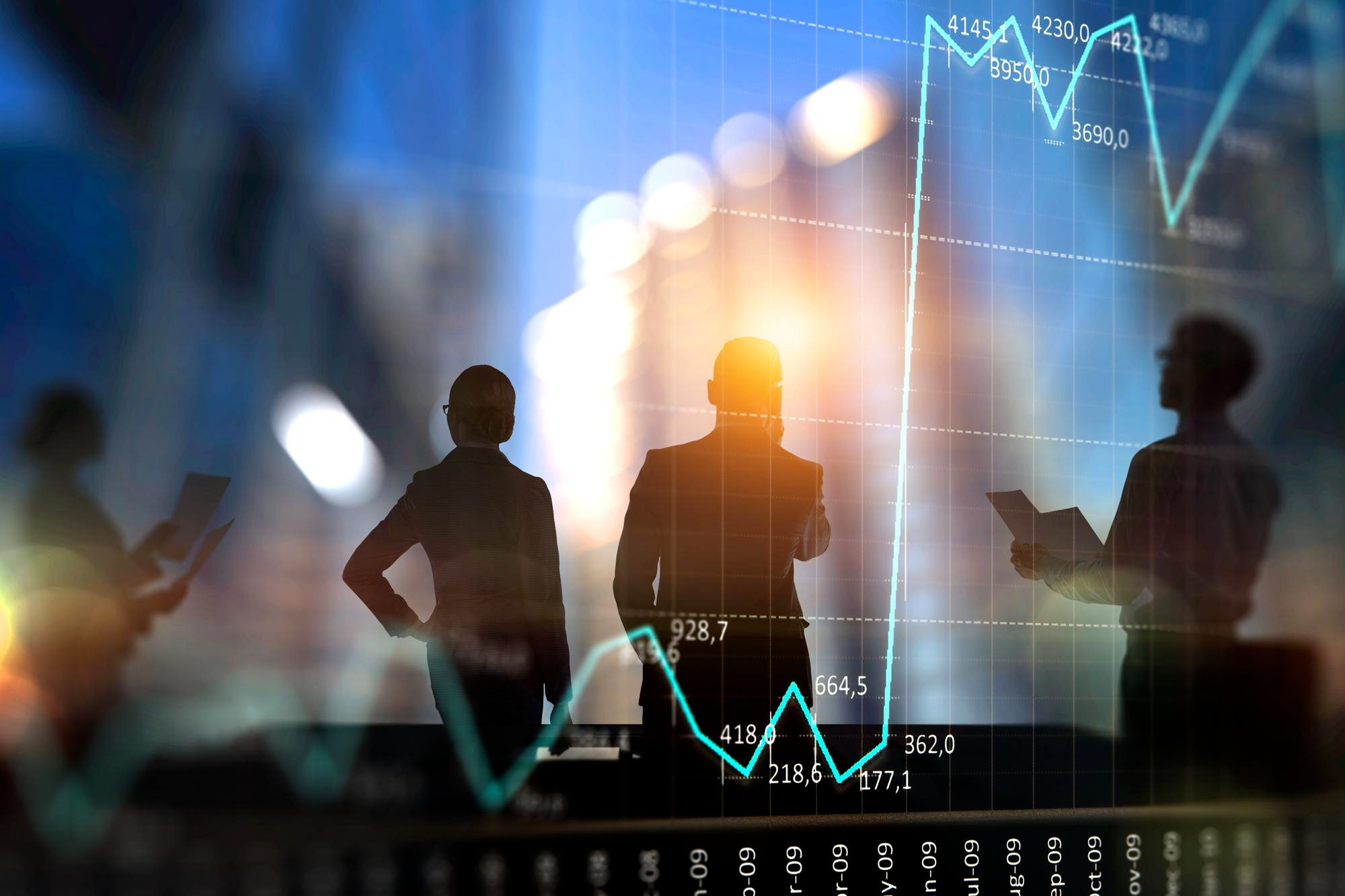 Profesionales analizando el mercado financiero